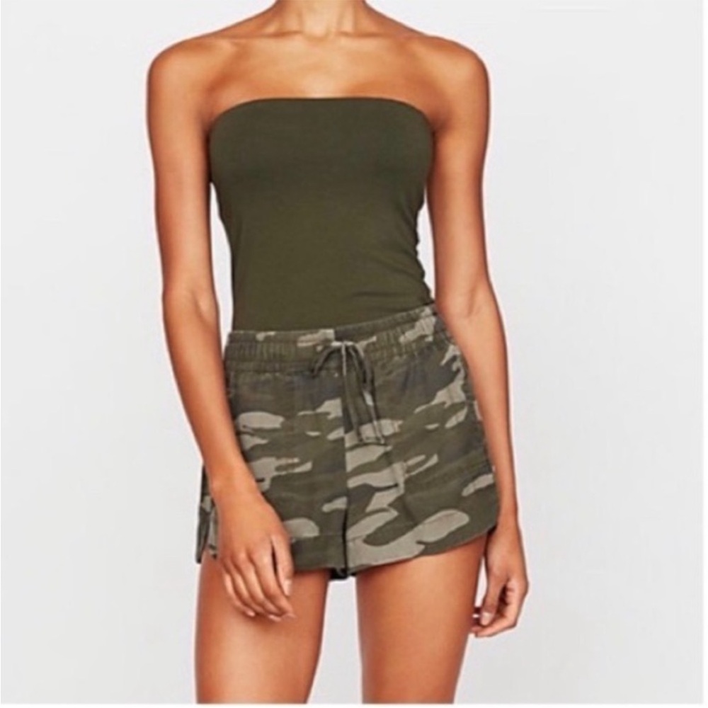 Express Women’s Green Camo Shorts Elastic Waist Lightweight Pull On Small NWT